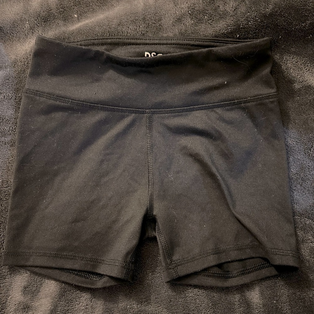 Dick’s Sporting Goods girls spandex shorts. Size 8–9, black.